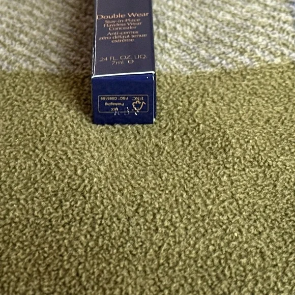 Estée Lauder Double Wear Stay-in-Place Flawless Wear Concealer: Light (Cool) 1C - Picture 7 of 14